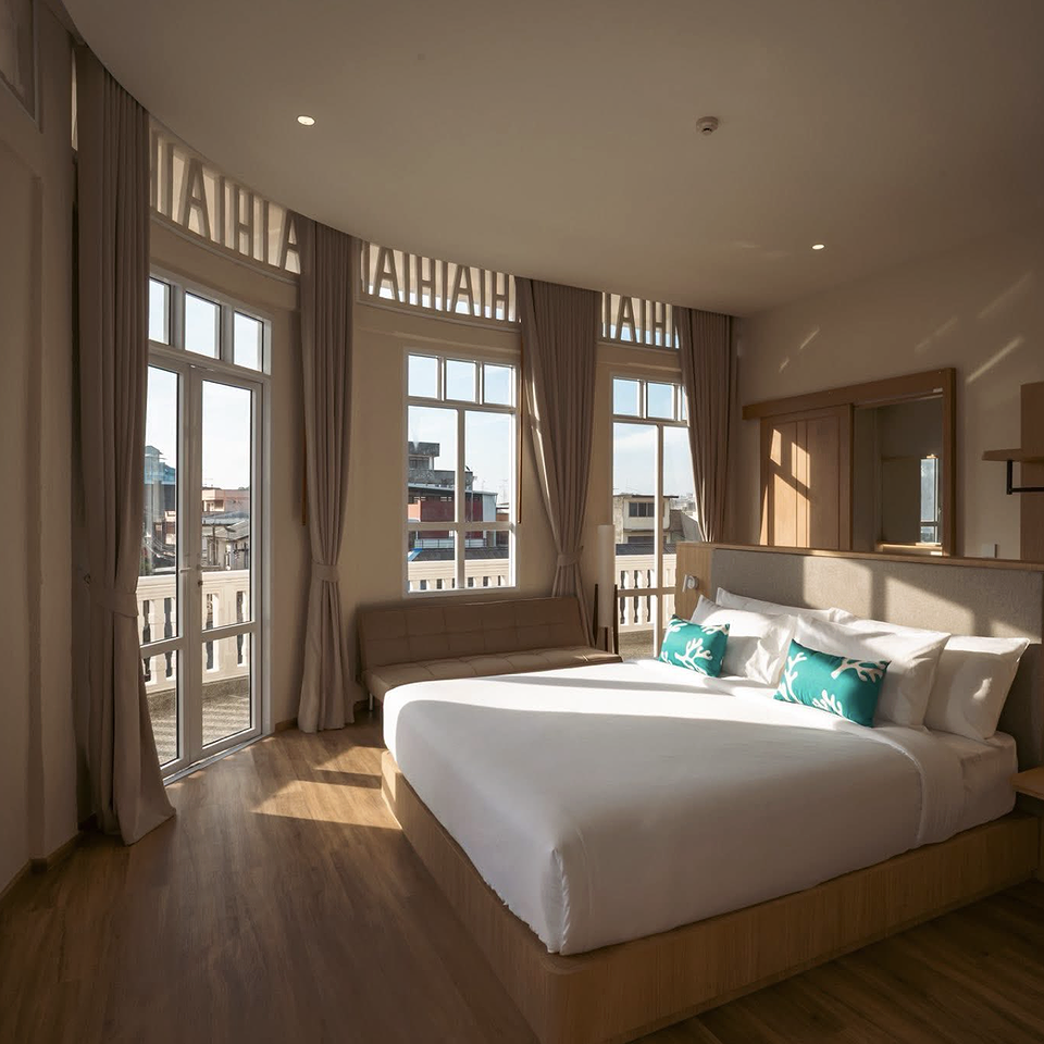 Gin Gin Hotel